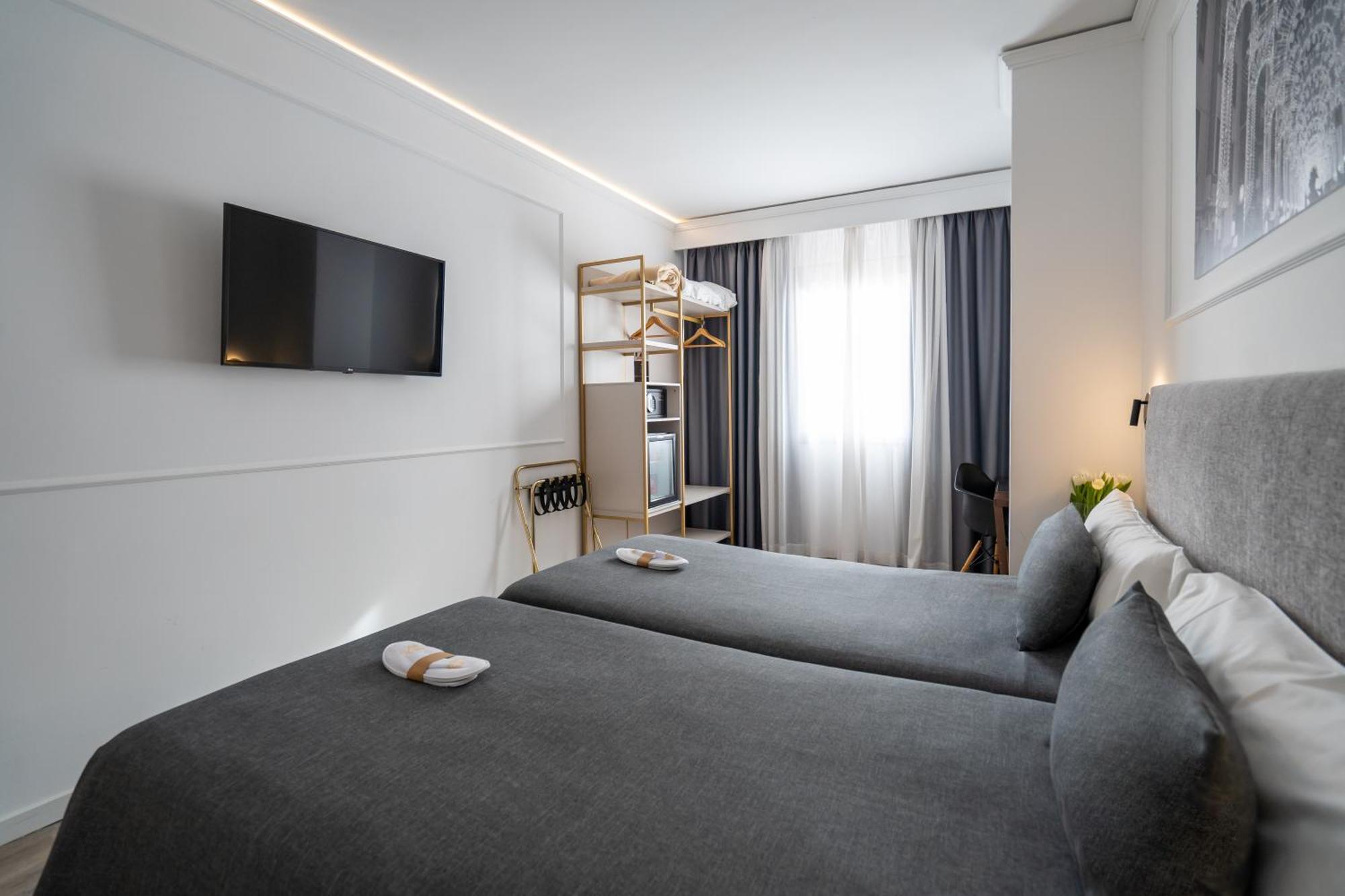 Hotel Conqueridor Valencia Room photo